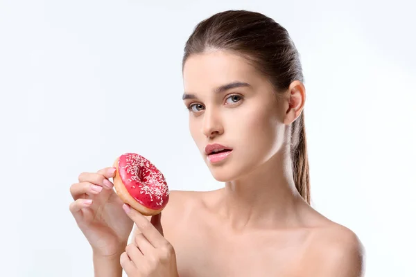 Vrouw bedrijf donut — Gratis stockfoto