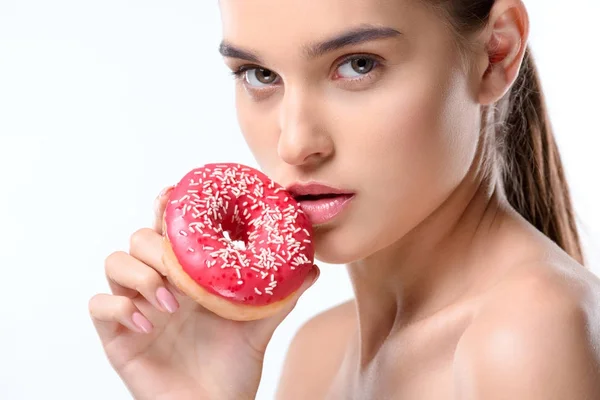 Mulher segurando donut — Fotografia de Stock