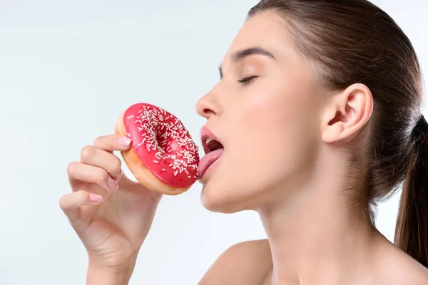 Vrouw bedrijf donut — Stockfoto