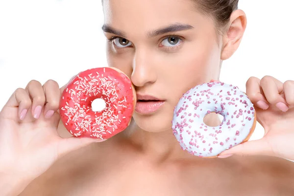 Mulher com dois donuts — Fotografia de Stock