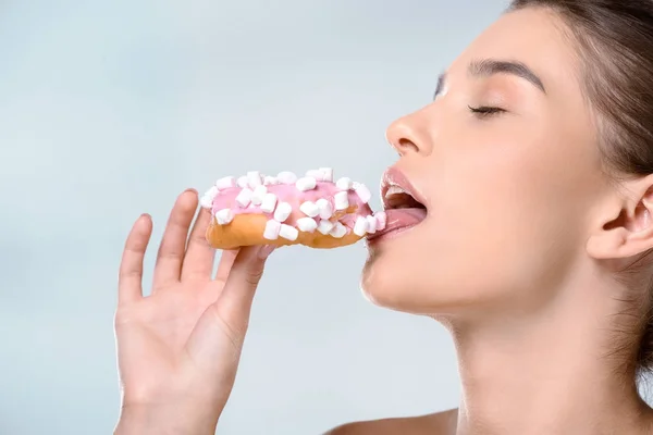 Vrouw bedrijf donut — Gratis stockfoto