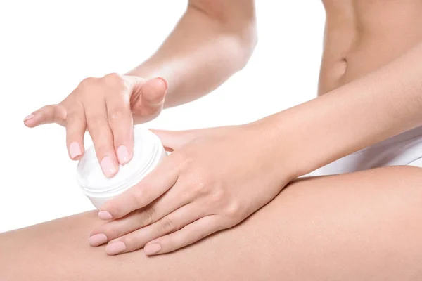 Donna che applica la crema alle gambe — Foto Stock