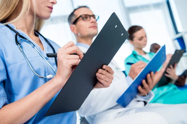 Nurse writing in clipboard — Stock Photo, Image