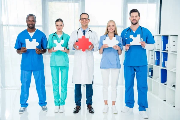 Doctors holding puzzle pieces — Stock Photo, Image