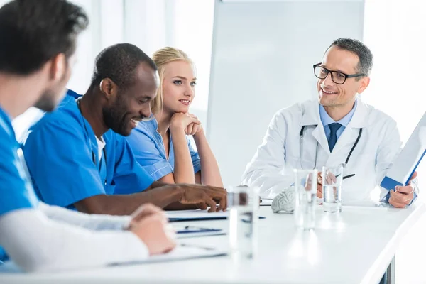 Equipe de médicos conversando — Fotografia de Stock