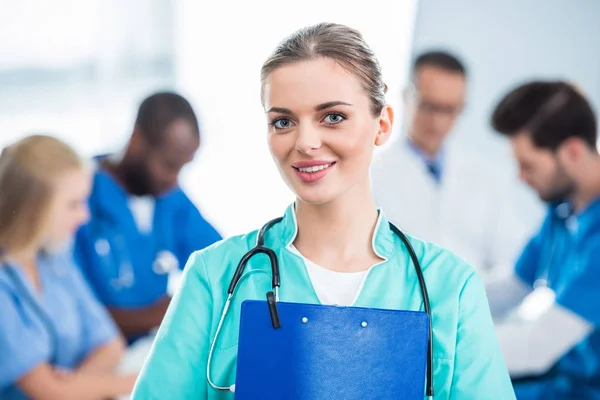 Nurse holding clipboard — Stock Photo, Image