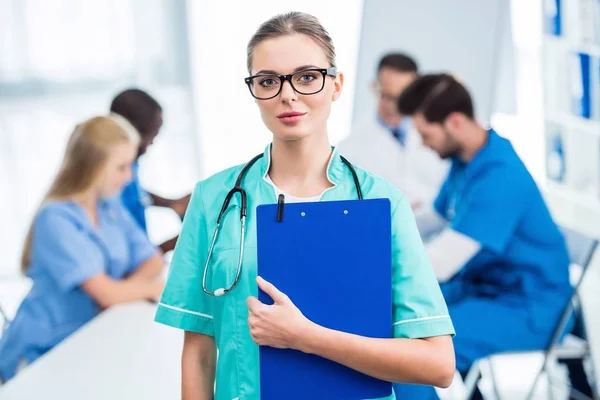 Krankenschwester hält Klemmbrett — Stockfoto