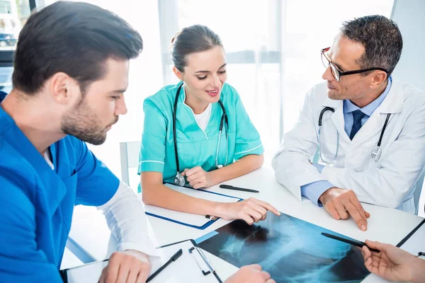 Equipe de médicos conversando — Fotografia de Stock