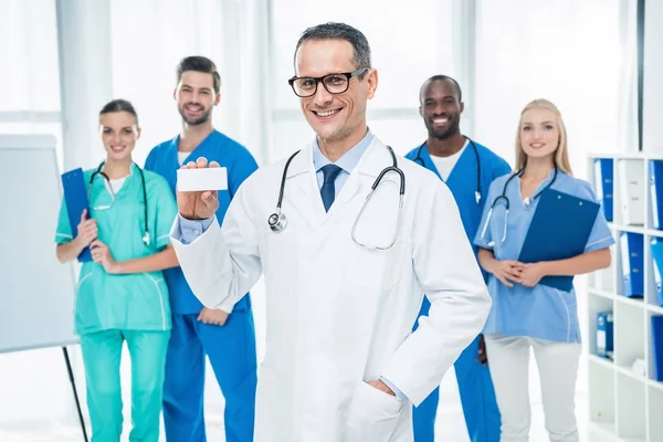 Médico segurando caixa de comprimidos — Fotografia de Stock