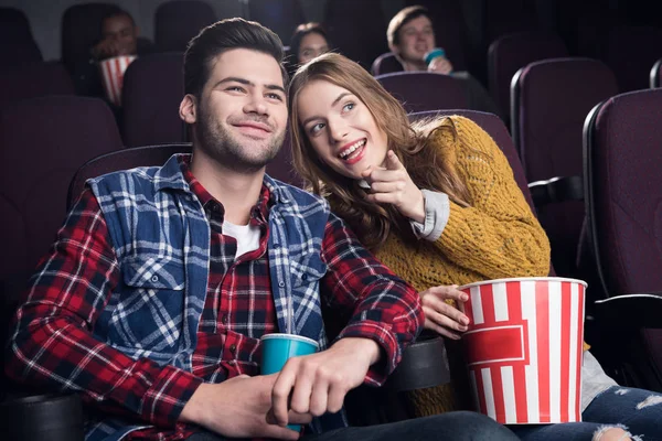 Jovem Casal Com Pipocas Assistindo Filme Cinema — Fotografia de Stock