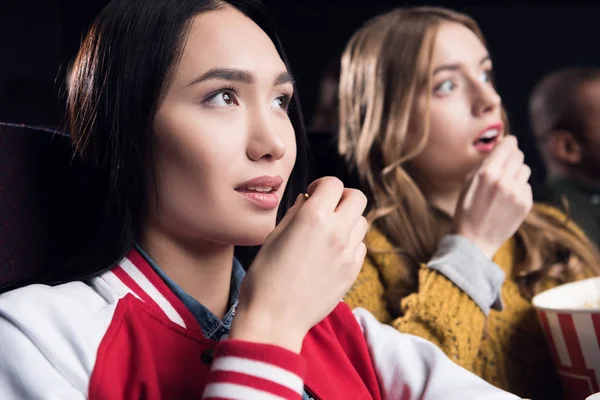 Young Shocked Girls Watching Film Movie Theater — Stock Photo, Image