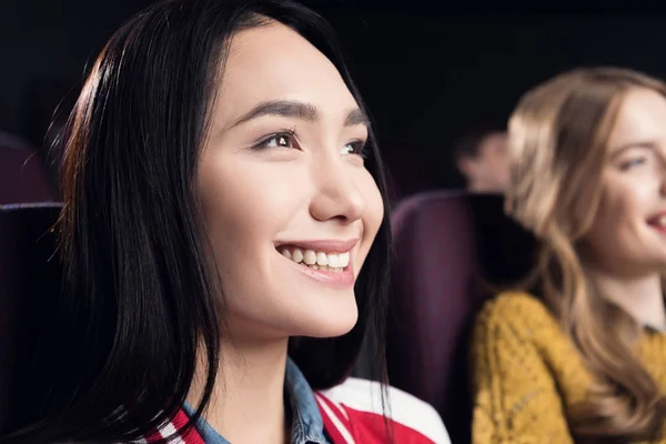 映画館で映画を見るアジアの少女の笑顔 — ストック写真