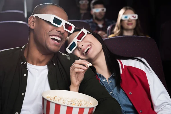 Glücklich Interracial Paar Gläsern Lauschen Popcorn Und Film Kino — Stockfoto