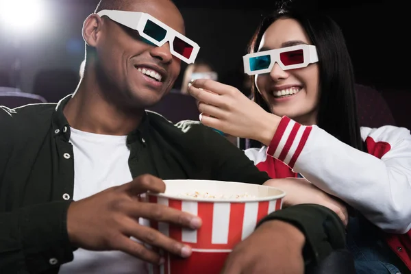 Międzyrasowy Pary Okulary Jedzenie Popcorn Podczas Oglądania Filmu Kinie — Zdjęcie stockowe