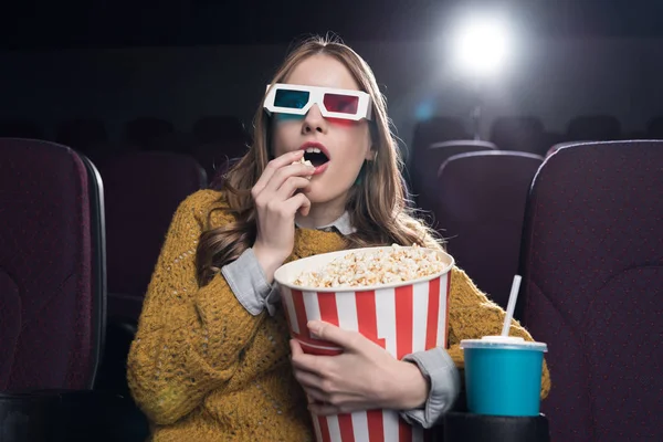 Vzrušená Žena Brýlích Jíst Popcorn Sledování Filmu Kině — Stock fotografie