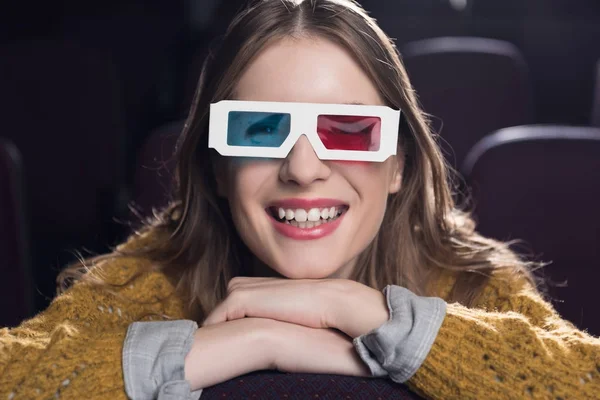 Jovem Sorrindo Mulher Óculos Assistindo Filme Cinema — Fotografia de Stock Grátis