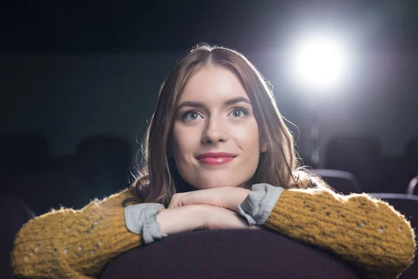 Gadis Muda Menonton Film Bioskop Dengan Cahaya Belakang Stok Gambar