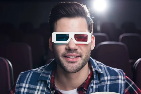 Homem Bonito Óculos Assistindo Filme Cinema — Fotografia de Stock
