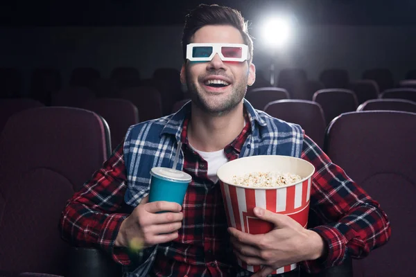 Podekscytowany Mężczyzna Okularach Popcornem Napojami Orzeźwiającymi Oglądając Film Kinie — Zdjęcie stockowe