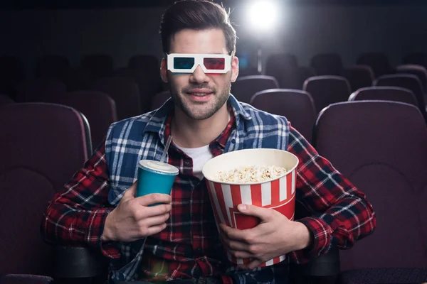 Przystojny Mężczyzna Okularach Popcornem Napojami Orzeźwiającymi Oglądając Film Kinie — Zdjęcie stockowe