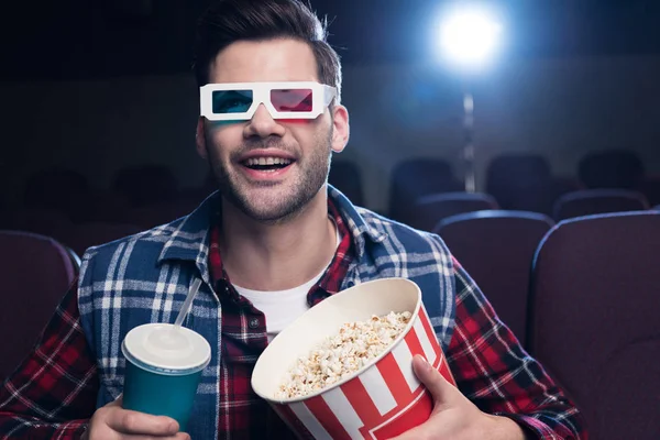 팝콘과 극장에서 영화를 보고와 안경에 흥분된 — 스톡 사진