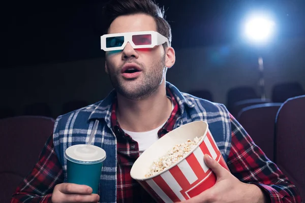 Homem Bonito Emocional Óculos Com Pipoca Refrigerante Assistindo Filme Cinema — Fotografia de Stock