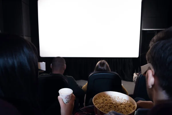 Вид Сзади Друзей Кукурузой Напитками Сидящих Кинотеатре Белым Экраном — стоковое фото