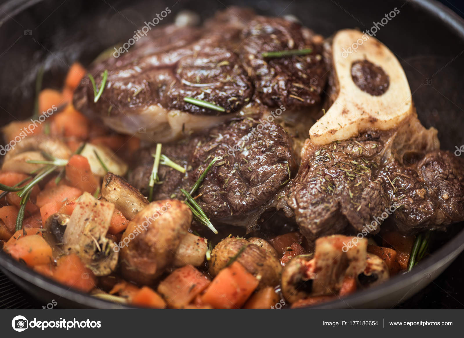 фирменные блюда европейской кухни. Coq au vin. кокован фото. петух в вине coq au vin. блюда франции.