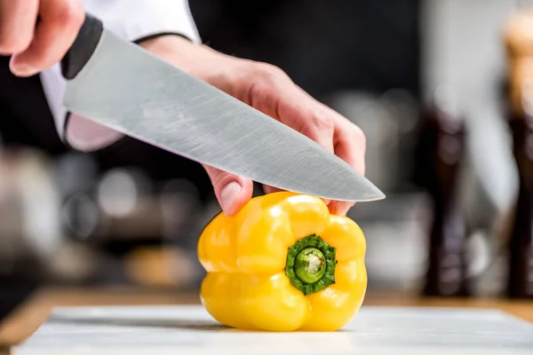 Imagen Recortada Chef Corte Pimiento Amarillo — Foto de Stock