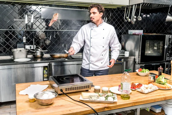 Chef Revolviendo Carne Con Sartén —  Fotos de Stock