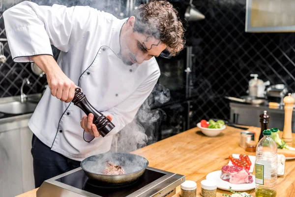 Chef Seasoning Frying Meat Pepper — Stock Photo, Image