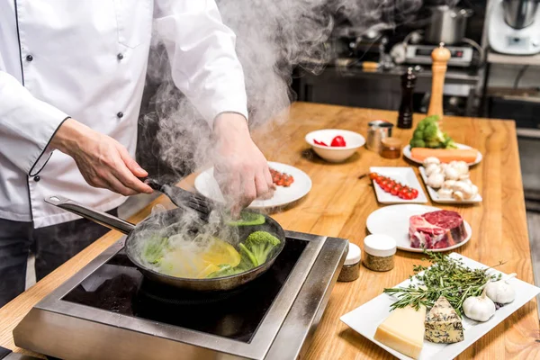 Imagen Recortada Chef Freír Pimientos Amarillos Verdes Con Brócoli — Foto de Stock