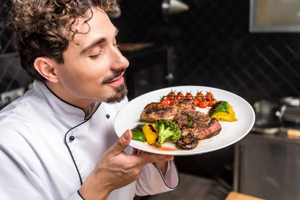 Knappe Chef Kok Snuiven Geur Van Gekookt Schotel — Stockfoto