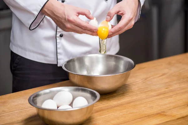 Immagine Ritagliata Dello Chef Che Mette Uovo Nella Ciotola — Foto Stock