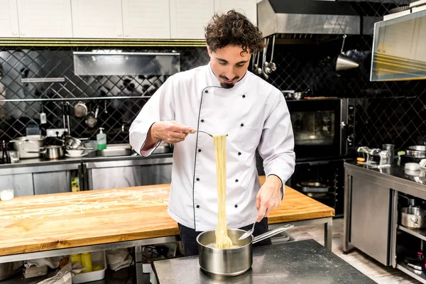 Kocken Tar Pasta Med Gaffel Från Potten — Stockfoto