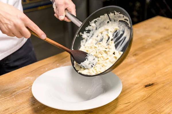 Imagen Recortada Chef Poniendo Pasta Plato — Foto de Stock