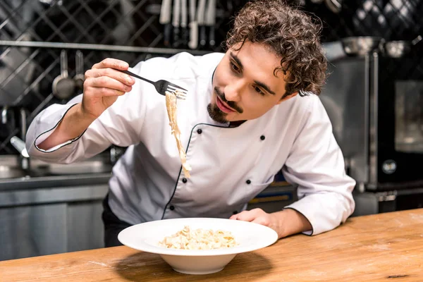 Chef Revisando Pasta Con Tenedor Cocina — Foto de Stock