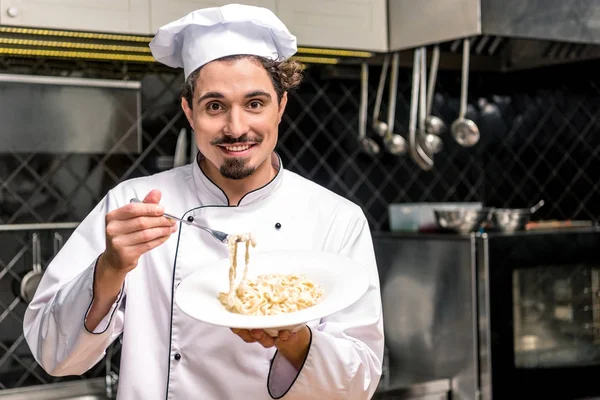 Chef Sorridente Segurando Prato Com Massa Garfo Nas Mãos — Fotografia de Stock