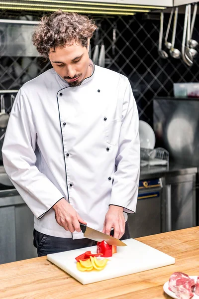 Chef cutting colored bell peppers — Stock Image Chef Cutting Colored Bell Peppers Stock Image