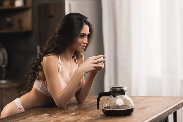 Mooie Lachende Jonge Vrouw Ondergoed Koffie Drinken Zoek Weg Thuis — Stockfoto