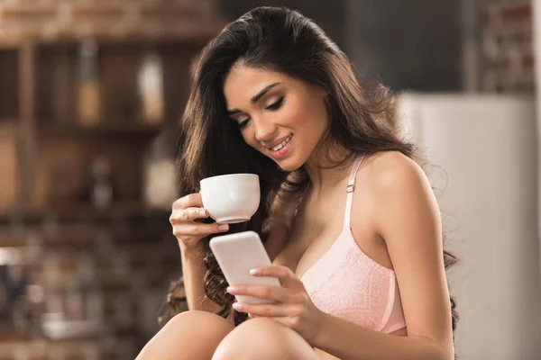 Beautiful Smiling Sexy Girl Bra Drinking Coffee Using Smartphone Home — Stock Photo, Image