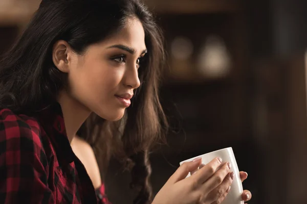 Vista Lateral Hermosa Mujer Joven Sosteniendo Taza Café Mirando Hacia — Foto de Stock