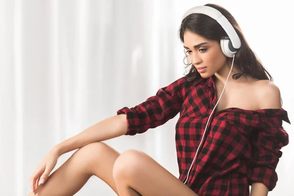 Menina Sexy Pensativo Camisa Quadriculada Ouvir Música Fones Ouvido Casa — Fotografia de Stock