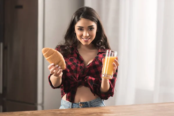 Aantrekkelijke Jonge Vrouw Geruite Hemd Holding Croissant Sinaasappelsap Bij Het — Stockfoto