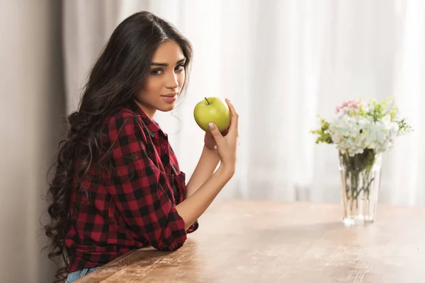 Menina Bonita Camisa Quadriculada Segurando Maçã Verde Olhando Para Câmera — Fotografia de Stock