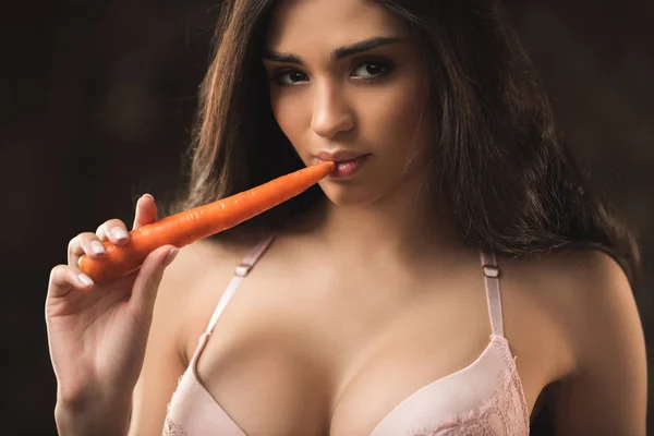 Sexy Joven Mujer Ropa Interior Comer Zanahoria Sonriendo Cámara —  Fotos de Stock
