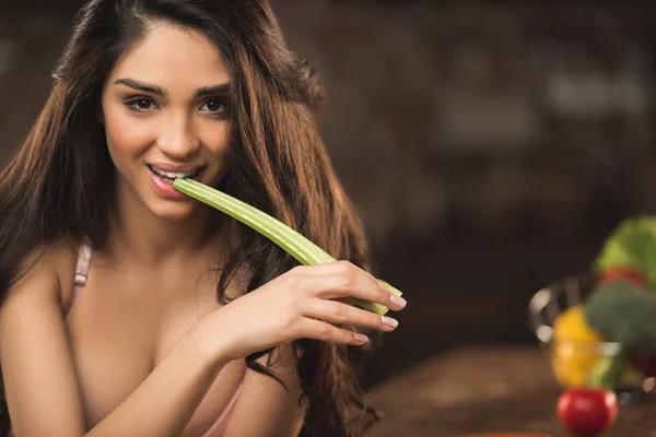 Sexy Joven Mujer Ropa Interior Comer Apio Sonriendo Cámara —  Fotos de Stock