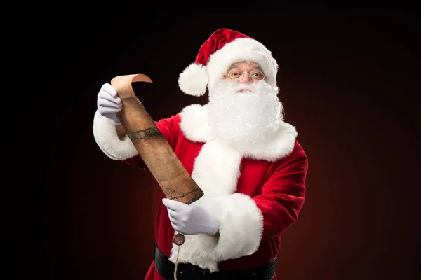 Père Noël debout avec wishlist — Photo de stock