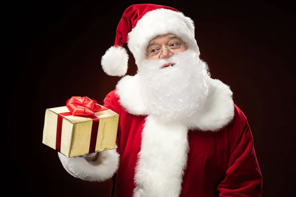 Santa Claus con caja de regalo en la mano - foto de stock