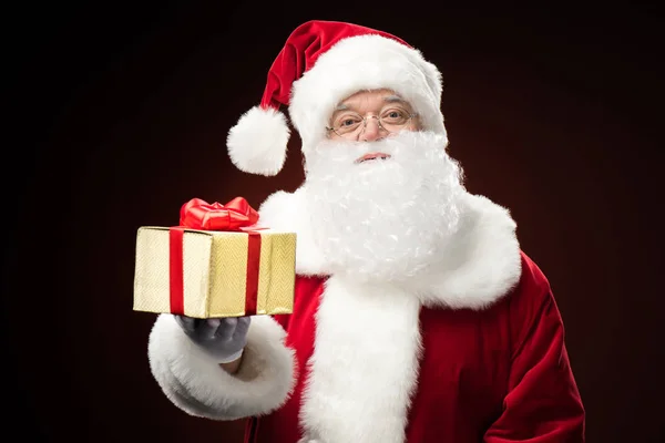 Papai Noel com caixa de presente na mão — Fotografia de Stock